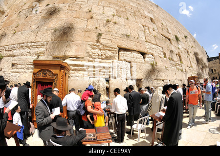 Jüdische Gebete und Pilger neben Klagemauer in Jerusalem, Israel. Stockfoto