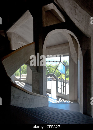 Dornach, Goetheanum, Sitz der Allgemeinen Anthroposophischen Gesellschaft, Baubeginn 1925, Haupttreppenhaus Mit Tür Zur Terrasse Stockfoto