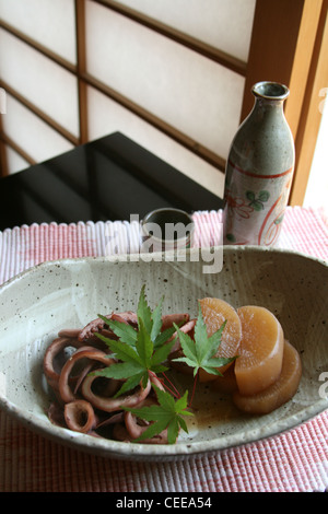 Ausgefallenen Stil vorbereitet authentische japanische Küche Küche. Tintenfisch Ahornblätter Calamar langsam gekochter Rettich Brühe Shoji Willen Stockfoto
