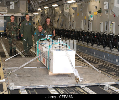 Senior Airman Michael Goicoechea, Master Sgts. Eric Weinmann und Phillip Vickery und Airman 1st Class James Manier entladen einen riesigen Tintenfisch aus einem C-17 Globemaster III, der im Juli 11 der Dover Air Force Base, Del., zugewiesen wurde.zwei riesige Tintenfische wurden von Europa zur Dover AFB im Juli 11 geflogen. Die riesigen Tintenfische werden zum Smithsonian National Museum of Natural History geleitet, um in der neuen Sant Ocean Hall, die am 27. September in Washington, D.C. eröffnet wird, ausgestellt zu werden Stockfoto