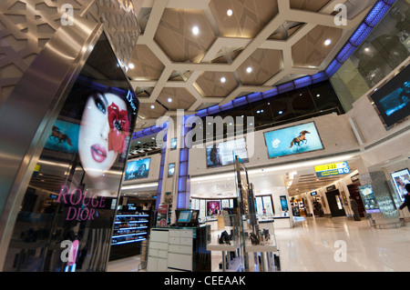 Duty free-Shops an einem modernen Flughafen Stockfoto