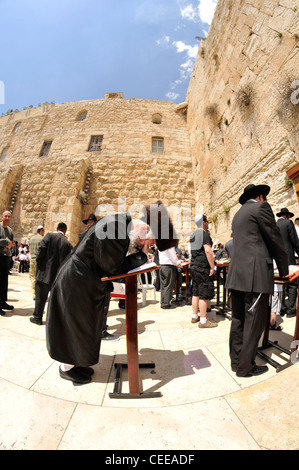 Jüdische Gebete und Pilger neben Klagemauer in Jerusalem, Israel. Stockfoto