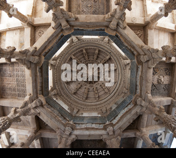 Decke Detail der Jain-Tempel in Ranakpur, Rajasthan, Indien Stockfoto