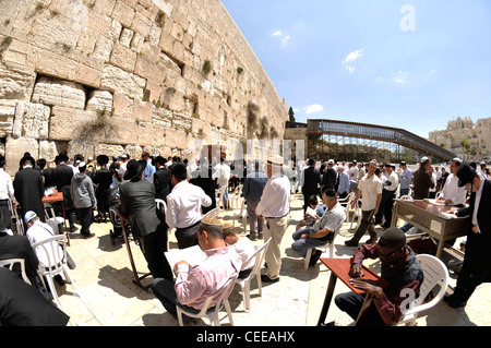 Jüdische Gebete und Pilger neben Klagemauer in Jerusalem, Israel. Stockfoto