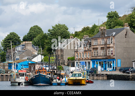 Angelboote/Fischerboote am Kai in Tarbert, einen Hafen auf Kintyre auf der Westküste Schottlands. Stockfoto