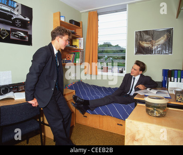 Sekundarschüler im Schlafsaal des unabhängigen Internat, Surrey, England, Großbritannien Stockfoto