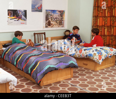 Jungen im Schlafsaal an Privatschule in Surrey, England, Vereinigtes Königreich Stockfoto