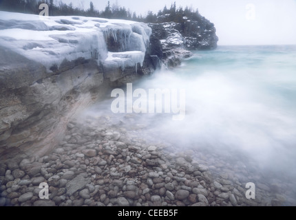 Gefrorenen Felsen auf einem Ufer der georgischen Bucht im Winter. Landschaft Natur Landschaft. Bruce Halbinsel, Ontario, Kanada. Stockfoto