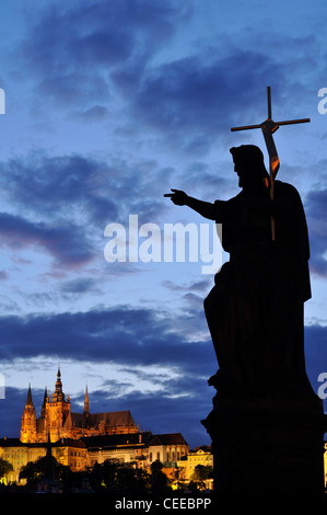 Statue von Jesus auf Karl Brücke, Prag, vor der Prager Burg in der Dämmerung der Zeit Stockfoto