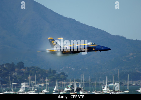 Lt. Bez. Ben Walborn, leitender Solopilot für das U.S. Navy Flight Demonstration Squadron, die Blue Angels, führt während der San Francisco Fleet Week den Sneak Pass über der San Francisco Bay durch. Die San Francisco Fleet Week ist eine fünftägige Veranstaltung, die die Ausrüstung, Technologie und die operativen Fähigkeiten der Seeregäte des Militärs und ihre Geschichte im Gebiet von San Francisco beleuchtet. ( Stockfoto