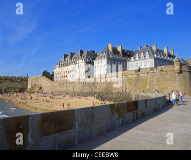 Stadtmauer und Strand, Saint-Malo, Ille-et-Vilaine, Bretagne, Frankreich Stockfoto