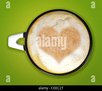 Kaffee Kunst, Valentinstag, eine Tasse Cappuccino mit Herz Form Muster in einer Tasse auf grünem Hintergrund. Stockfoto