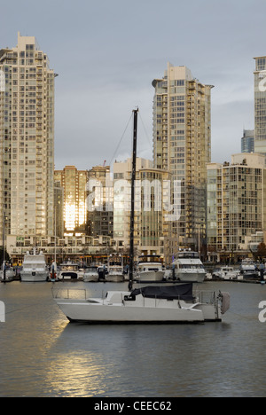 Segelboot vor Anker in Vancouver False Creek mit Yaletown im Hintergrund. Stockfoto