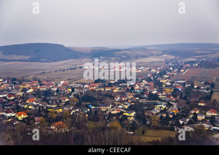 Vienna Stadtbild aus einem Flugzeug-Fenster. Zeigt roten Dach Häuser, Hügel, Felder, Horizont an einem bewölkten Tag Stockfoto