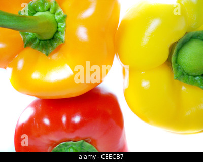 drei Yeloow, rot und Orange Paprika isoliert auf weißem Hintergrund. Stockfoto