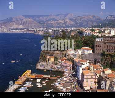 Blick auf Stadt und Hafen, Sorrento, Region Kampanien, Italien Stockfoto