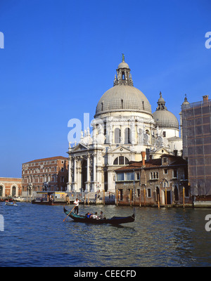 Gondel auf dem Canal Grande zeigt Santa Maria Della Salute, Venedig, Provinz Venedig, Veneto Region, Italien Stockfoto