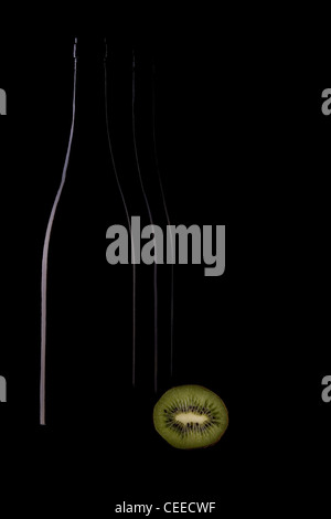 Kontur der drei Flaschen und Kiwi isoliert auf schwarz Stockfoto