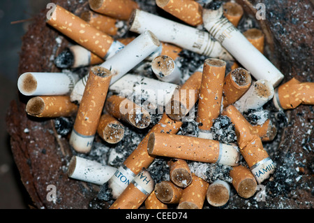 Zigarettenstummel im Aschenbecher Stockfoto