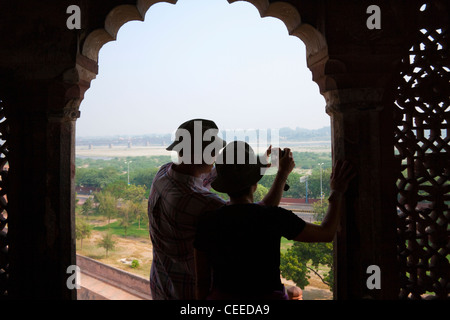 Touristen fotografieren von Agra Fort (UNESCO-Weltkulturerbe), Agra, Indien Stockfoto