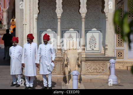 Wachen in traditioneller Kleidung ein Eingang zum Stadtschloss, Jaipur, Rajasthan, Indien Stockfoto