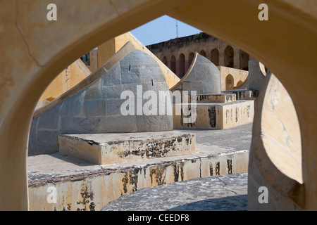 Jantar Mantar, ein astronomischer Beobachtungsort (UNESCO-Weltkulturerbe), Jaipur, Rajasthan, Indien Stockfoto