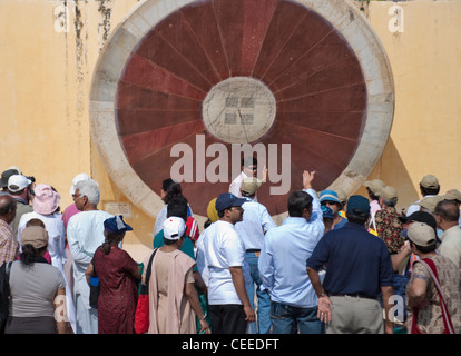 Touristen, die gerade Sonnenuhr, Jantar Mantar, astronomischer Beobachtungsort (UNESCO-Weltkulturerbe), Jaipur, Rajasthan, Indien Stockfoto