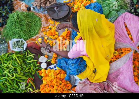 Frau, Verkauf von Gemüse und Blumen auf dem Markt, Jaipur, Rajasthan, Indien Stockfoto