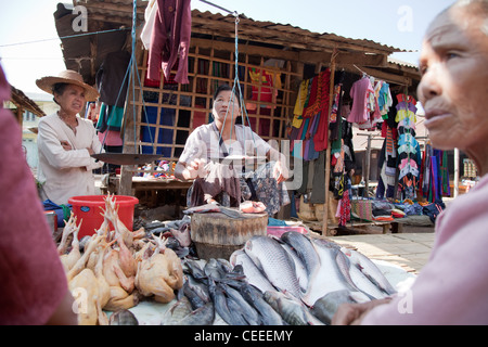 Landwirte sind hausgemachte Lebensmittel auf dem Flohmarkt verkaufen. Pindaya, Burma. Stockfoto