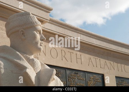 Steinstatue repräsentieren ein Matrose im zweiten Weltkrieg mit Nordatlantik Denkmal Panels hinter, Marine Ehrenmal, Plymouth, UK Stockfoto