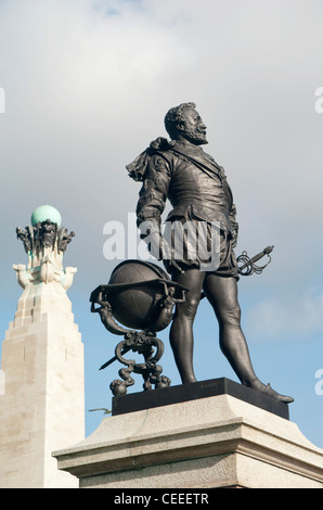 Statue von Sir Francis Drake mit Globus auf Plymouth Hacke, mit Marine Ehrenmals im Hintergrund, Plymouth, Devon UK Stockfoto