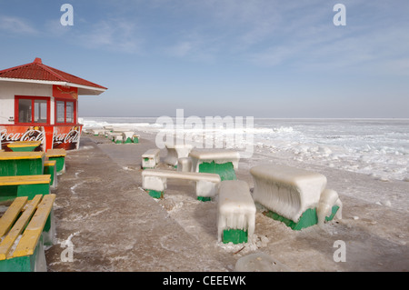 Gefrorene Cafe, ein seltenes Phänomen, Odessa, Ukraine, Osteuropa. Stockfoto