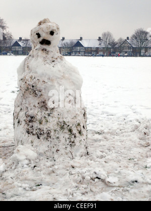 Ein Schneemann auf Figges Marsh in Mitcham Stockfoto