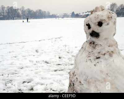 Ein Schneemann auf Figges Marsh in Mitcham Stockfoto