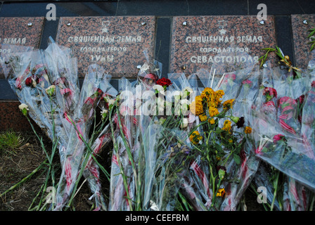 Ukraine. Die autonome Republik Krim. Feodossija. Gedenkstätte für die Opfer des zweiten Weltkriegs. Floral-Angebote. Stockfoto