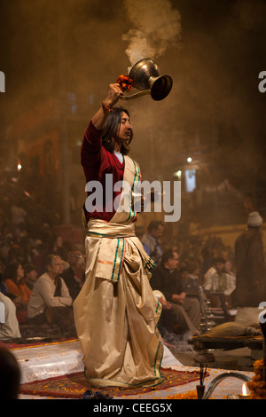 Weihrauch Dasaswamedh Ghat, Ganga Aarti vedischen Puja Zeremonie Priester brennen, Varanasi, Uttar Pradesh, Indien Stockfoto