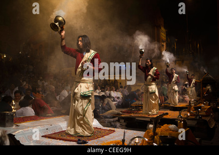 Weihrauch Dasaswamedh Ghat, Ganga Aarti vedischen Puja Zeremonie Priester brennen, Varanasi, Uttar Pradesh, Indien Stockfoto