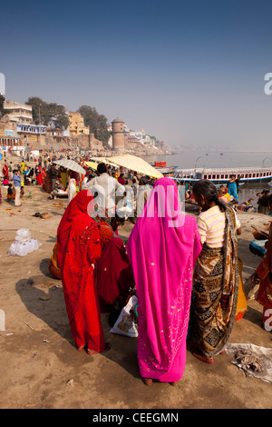 Indien, Uttar Pradesh, Varanasi, Assi Ghat, hell gekleidet Pilger versammelten sich am Ufer des Flusses Ganges Stockfoto