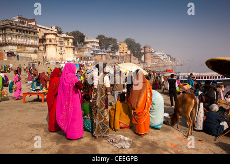 Indien, Uttar Pradesh, Varanasi, Assi Ghat, hell gekleidet Pilger versammelten sich am Ufer des Flusses Ganges Stockfoto