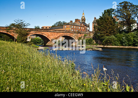 Fluß Annan, Annan Brücke und Rathaus, Dumfries und Galloway Stockfoto