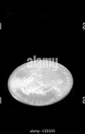 American Eagle Silber-Dollar-Münze über schwarz Stockfoto