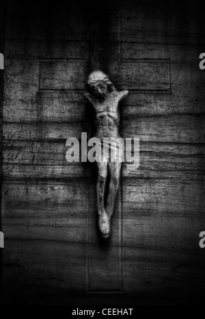 Gebrochene Kruzifix an der Wand Stockfoto