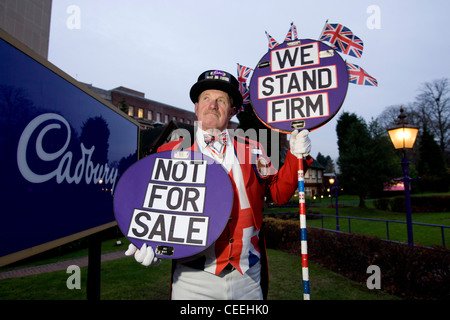 Ray Egan gekleidet wie John Bull Proteste über die Übernahme von Cadbury durch Kraft außerhalb ihrer Räumlichkeiten in Bournville, Birmingham. Stockfoto