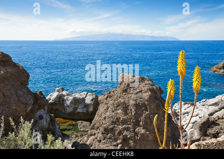 Blick auf La Gomera von Teneriffa. Kanarische Inseln, Spanien Stockfoto