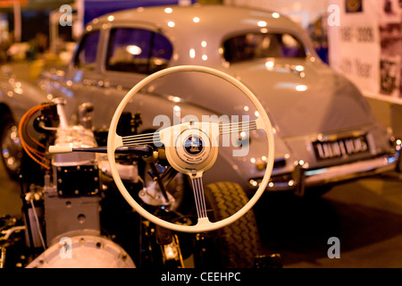 Oldtimer-Lenkrad abgebildet auf der Classic Car Show statt im NEC, Birmingham. Stockfoto