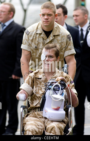 Fulsilier Thomas James (im Rollstuhl) Teilnahme an einer Trauerfeier in Coventry Cathedral. Stockfoto