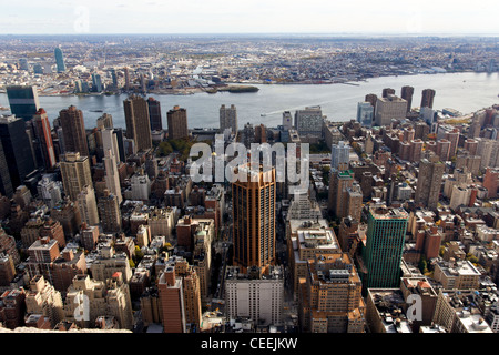 Ein Blick auf die Manhattan Stadtbild nach Osten Richtung Brooklyn aus dem Empire State Building in New York, NY. Stockfoto