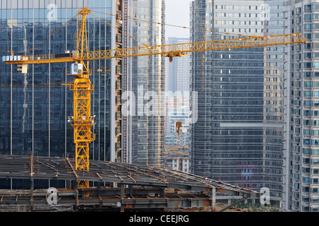 Ein Kran vor dem Hintergrund einer modernen Gebäude Stockfoto