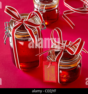 Band gebunden Gläser Cranberry-Gelee Stockfoto