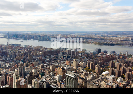 Ein Blick in Richtung New Jersey aus dem Empire State Building in New York, NY. Stockfoto
